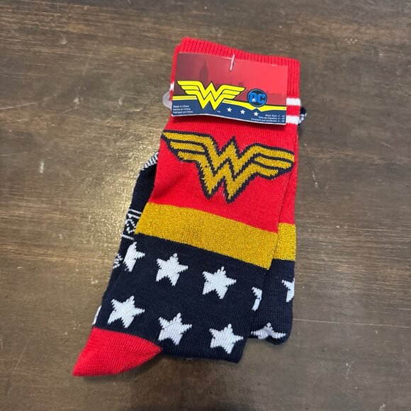 DC Comics Tall WONDER WOMAN socks - Picture 1 of 3